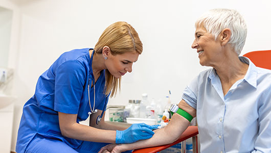 Cinq bilan sante apres soixante ans chez le médecin prise de sang