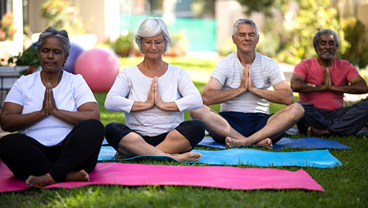 personnes âgées faisant du yoga